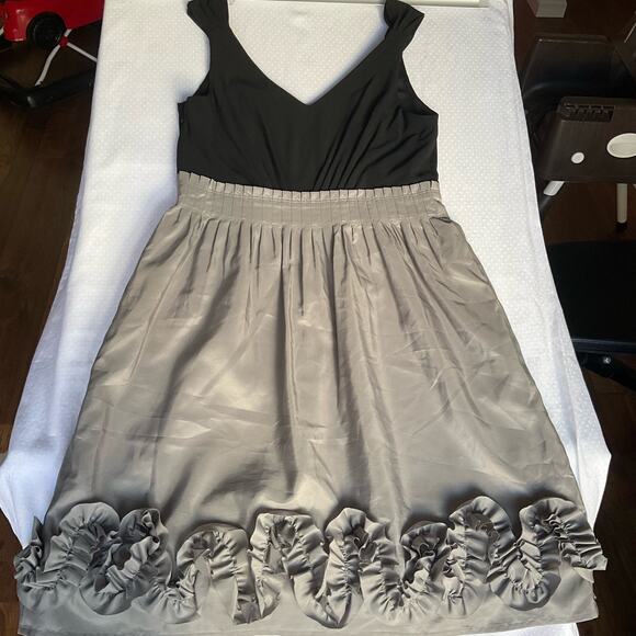 Night Way Women’s V-neck Cocktail Dress size 6, Black & Gray, Flowers Detail - Picture 7 of 8